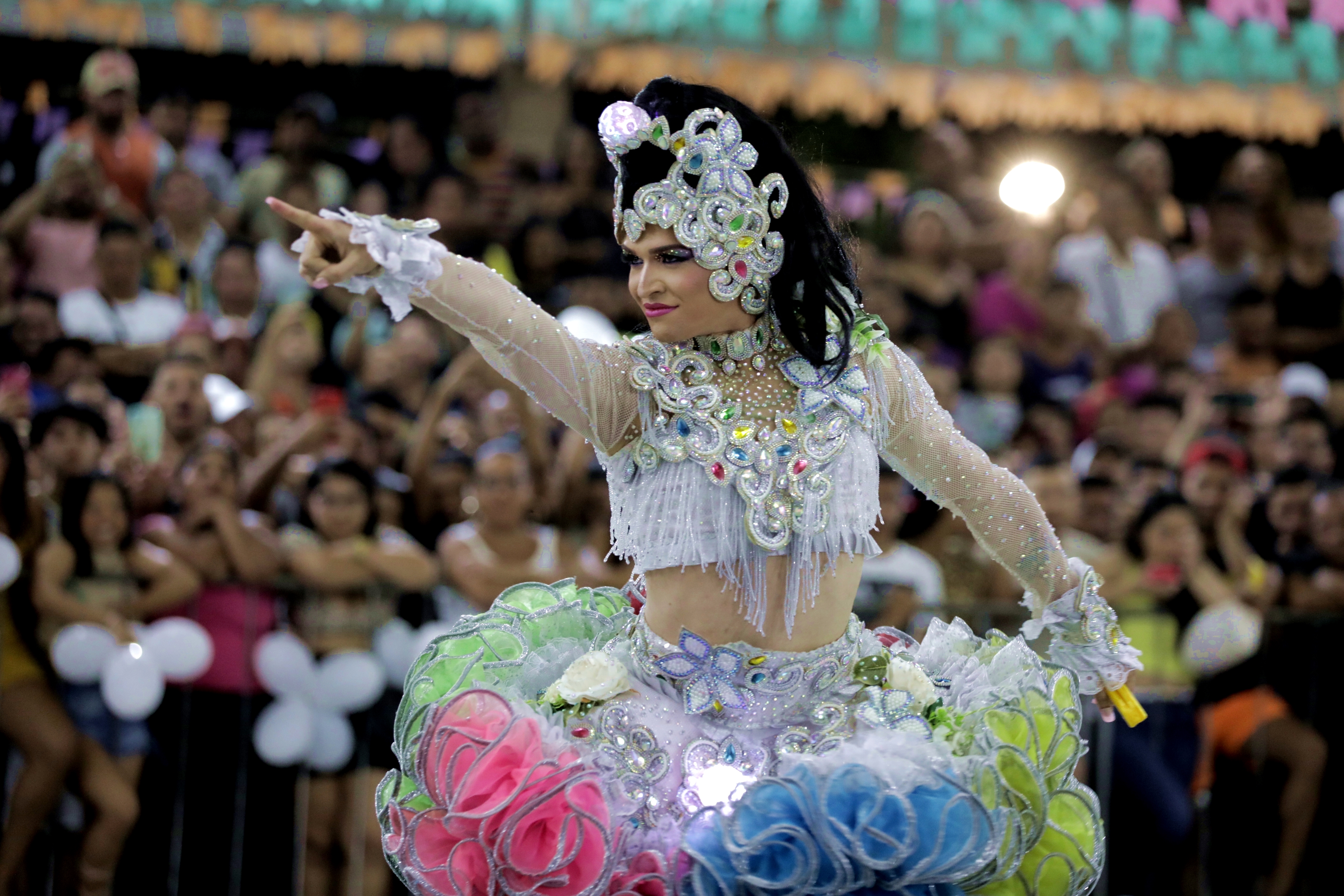 mulher com traje tradicional de quadrilha 