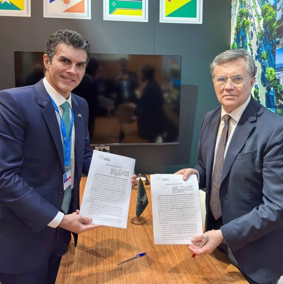 O governador do Pará e presidente do Consórcio Amazônia Legal, Helder Barbalho, e o diretor geral do IICA, Manuel Otero, durante assinatura do acordo de cooperação técnica, na COP 29.