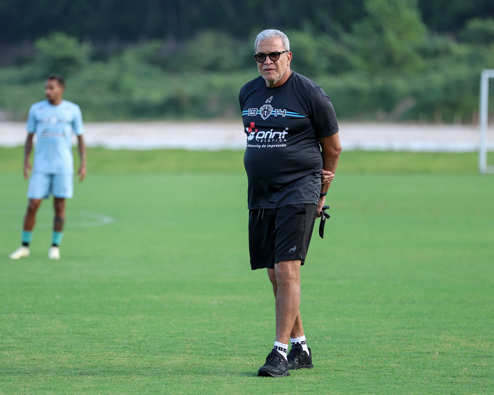 técnico Hélio dos Anjos no campo de futebol