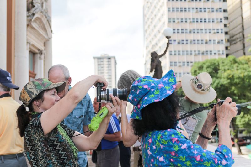 Vários turistas tirando fotos