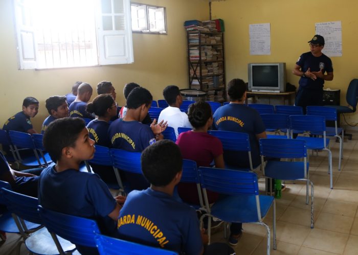 Alunos em sala no projeto Anjos