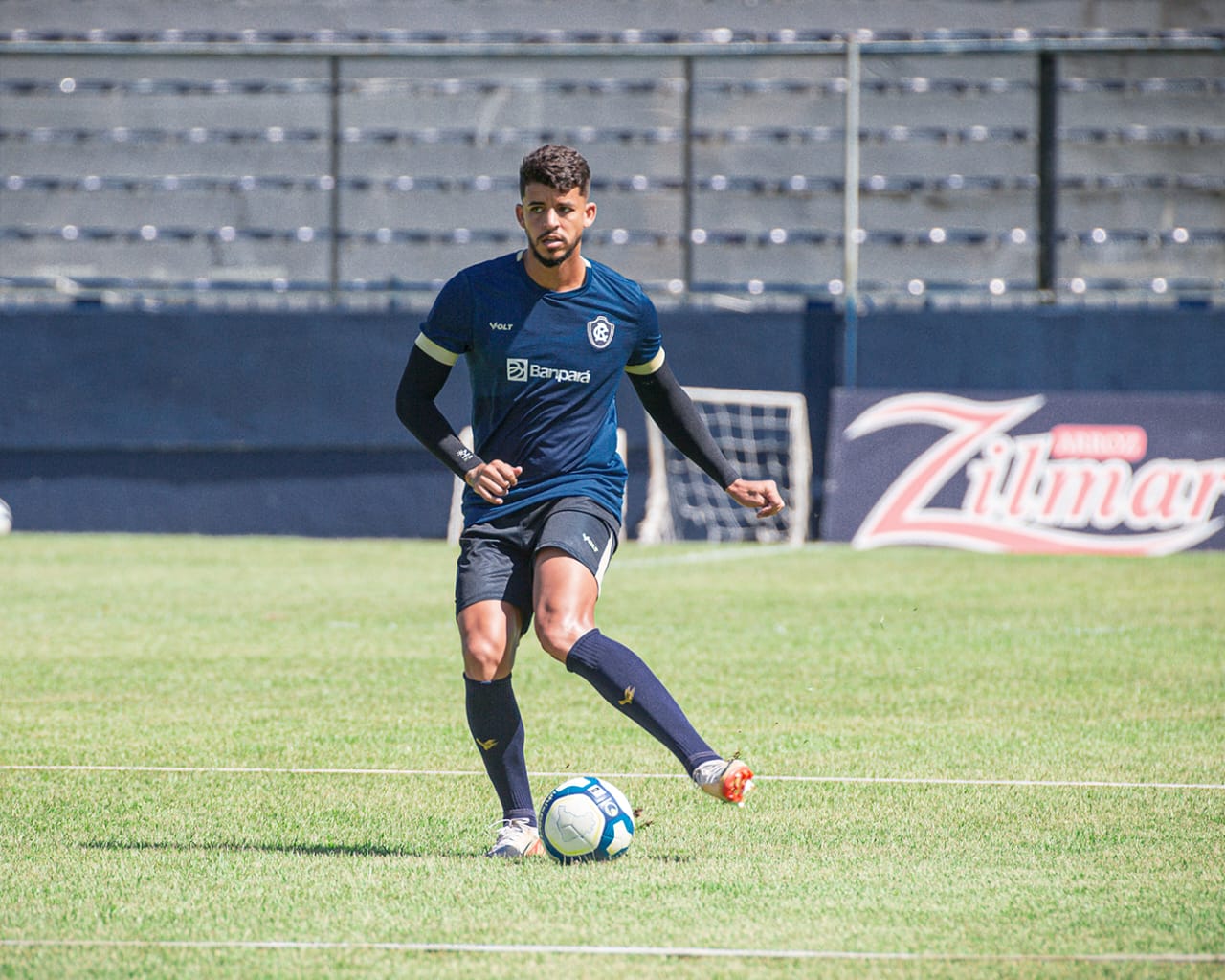 jogador do clube do remo em treino no baenão