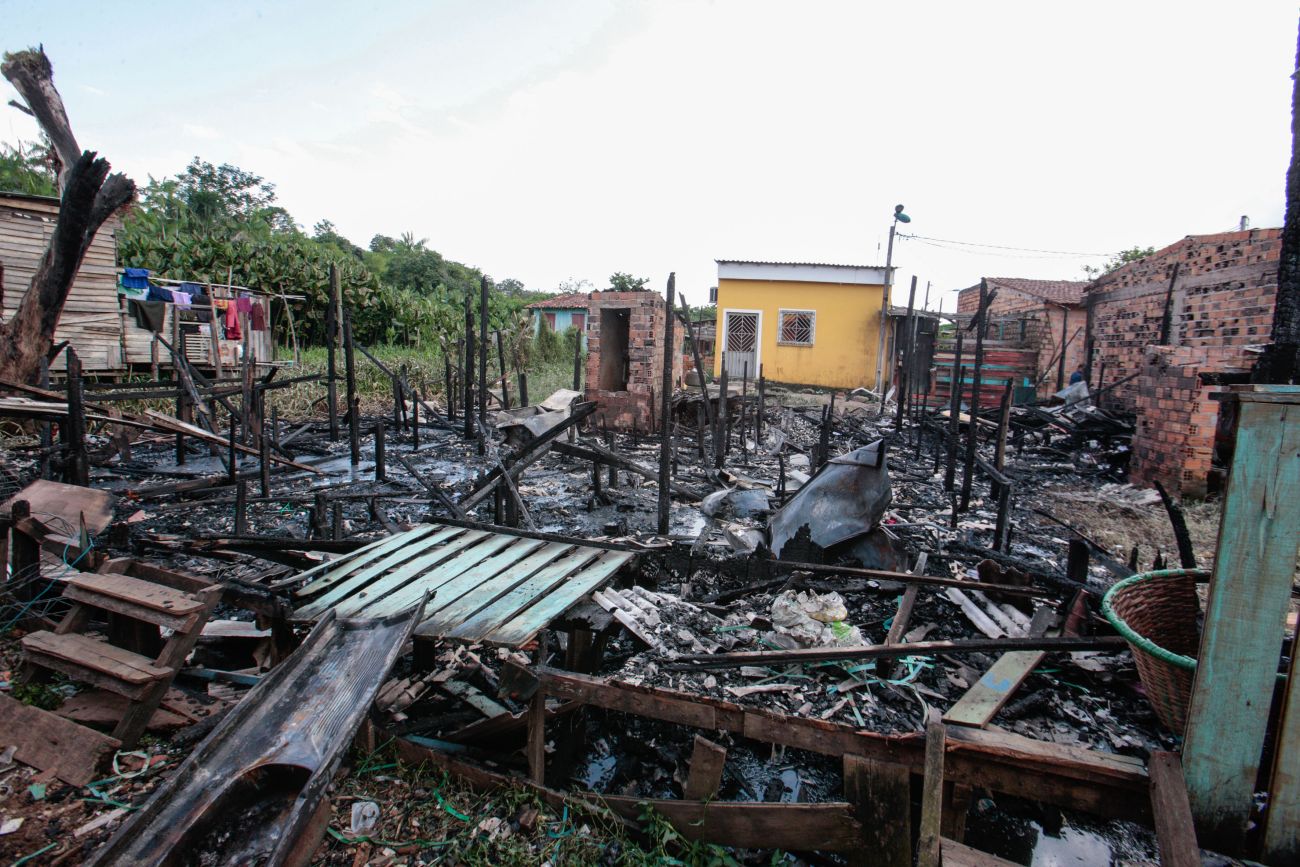 Casa de madeira após incêndios