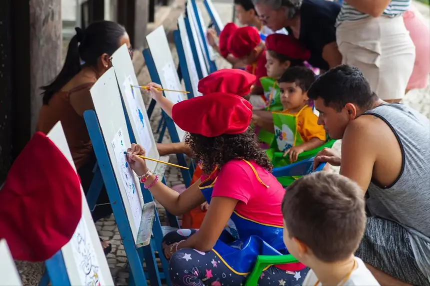 Crianças pintado e desenhando