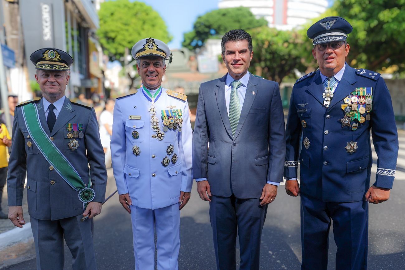 governador helder barbalho ao lado de militares