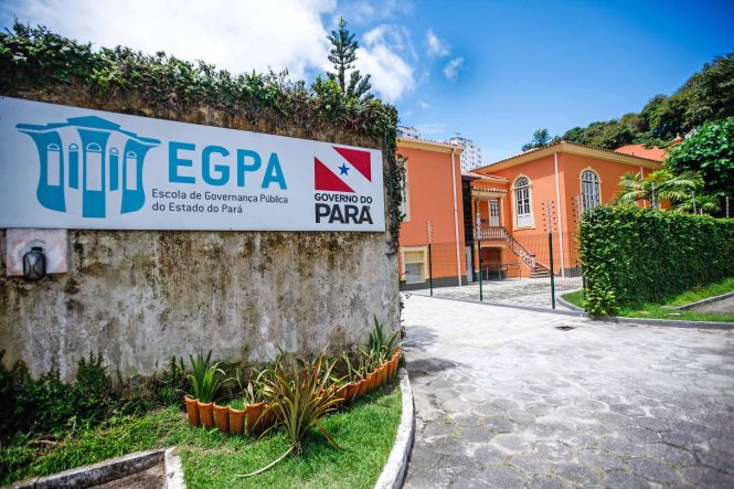 fachada com placa da Escola de Governança Pública do Estado do Pará