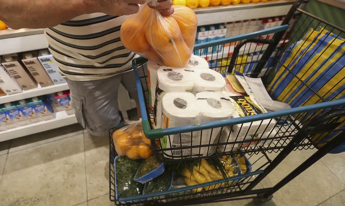 carrinho de supermercado com produtos 