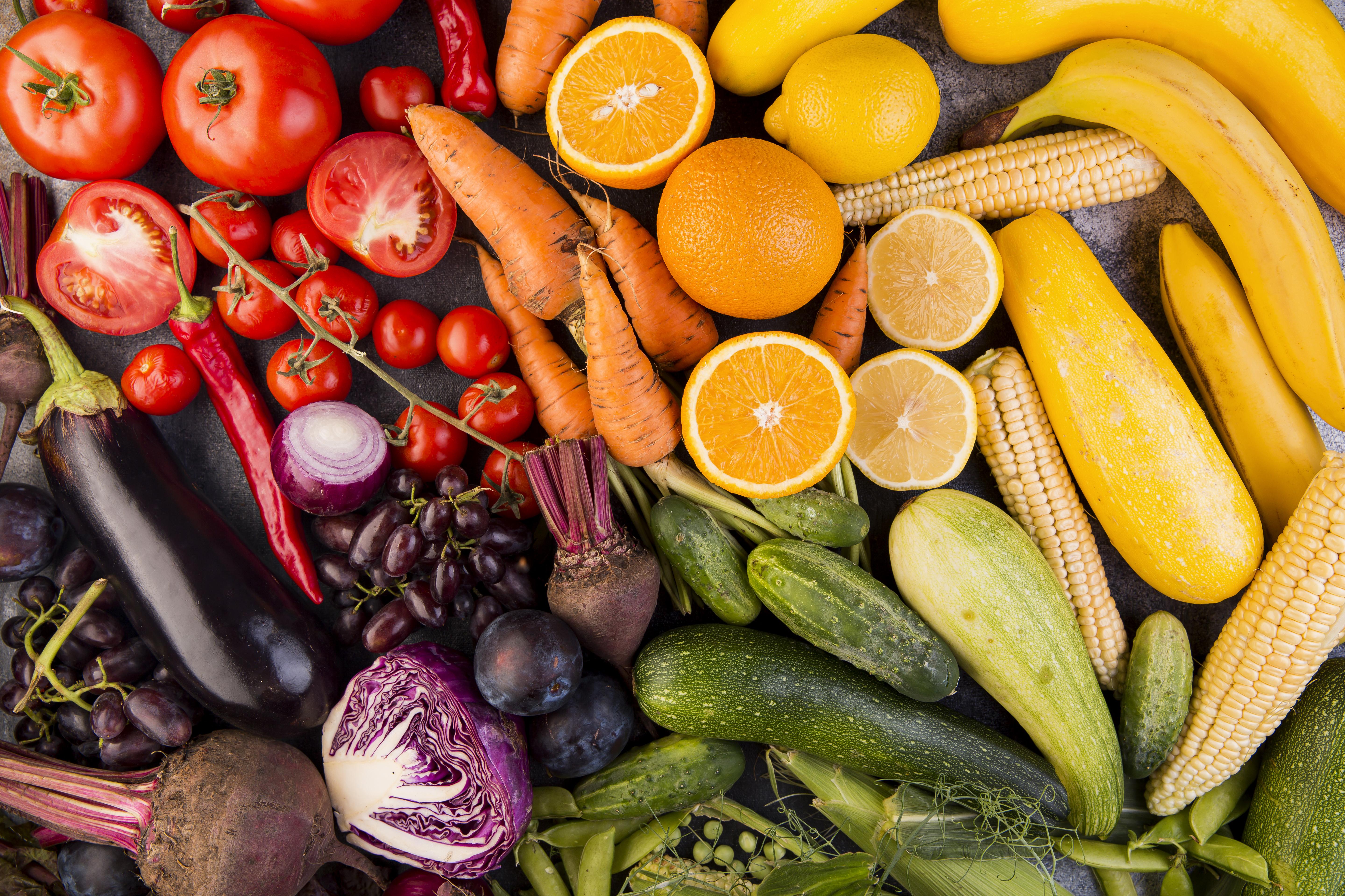 Frutas, verduras e cereais integrais na imagem.