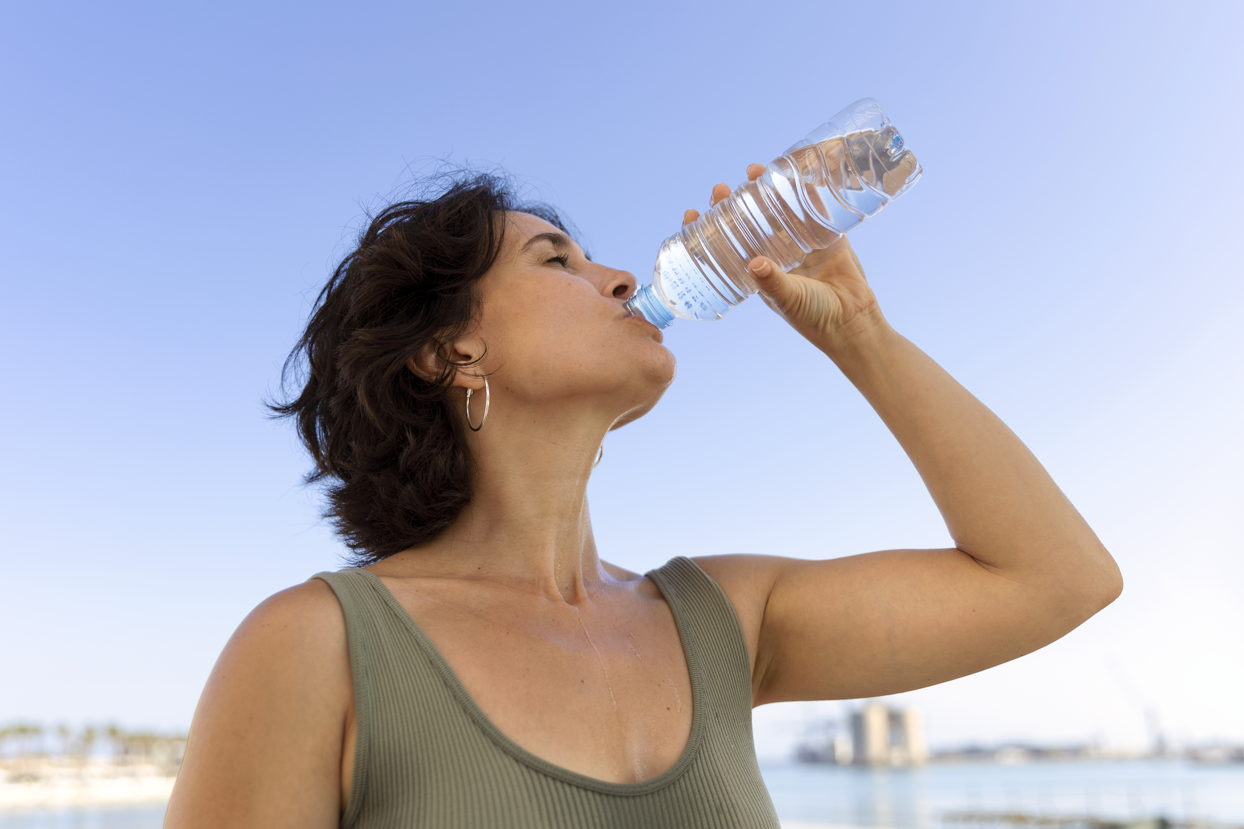 Pessoa ao ar livre bebendo agua