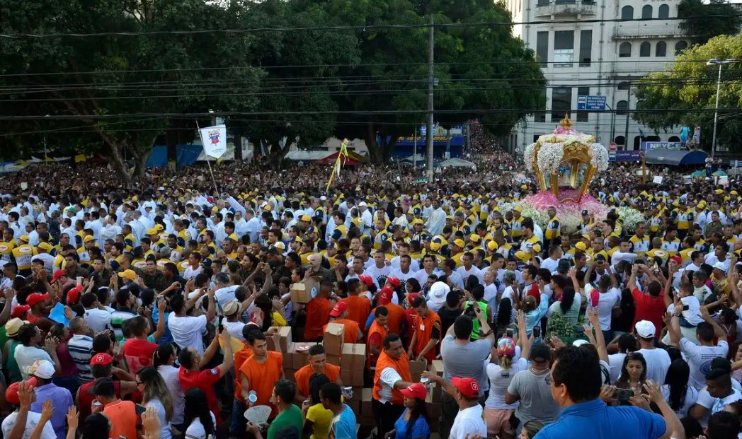 Multidão de fiéis acompanhou o Círio de Nazaré na manhã deste domingo (13), em Belém.