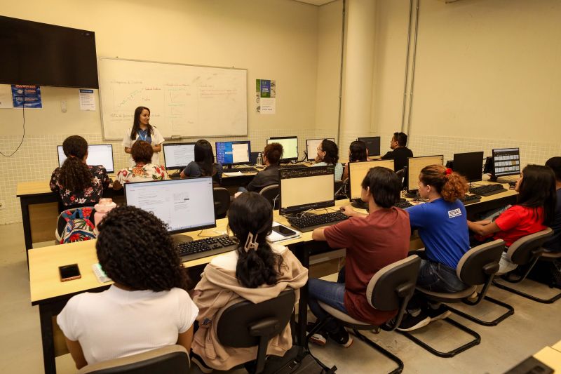 Uma sala de aula com uma professora e alunos