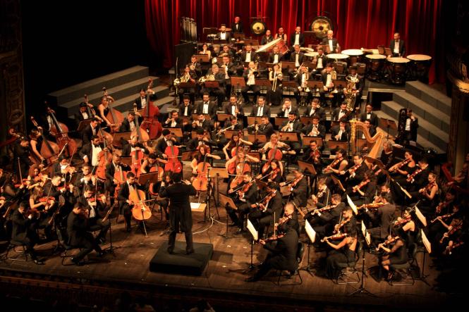 Foto da orquestra em um teatro