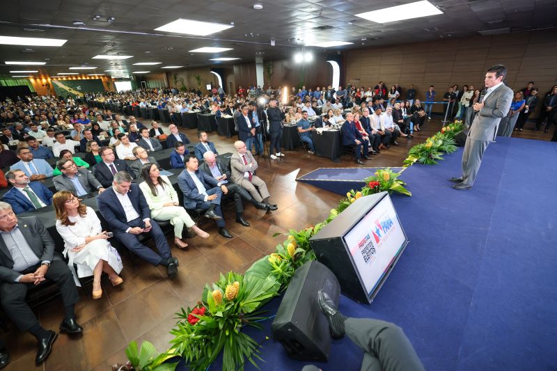 Foto do auditório da reunião do governador Helder Barbalho com os prefeitos e demais autoridades dos municipios do Estado do Pará