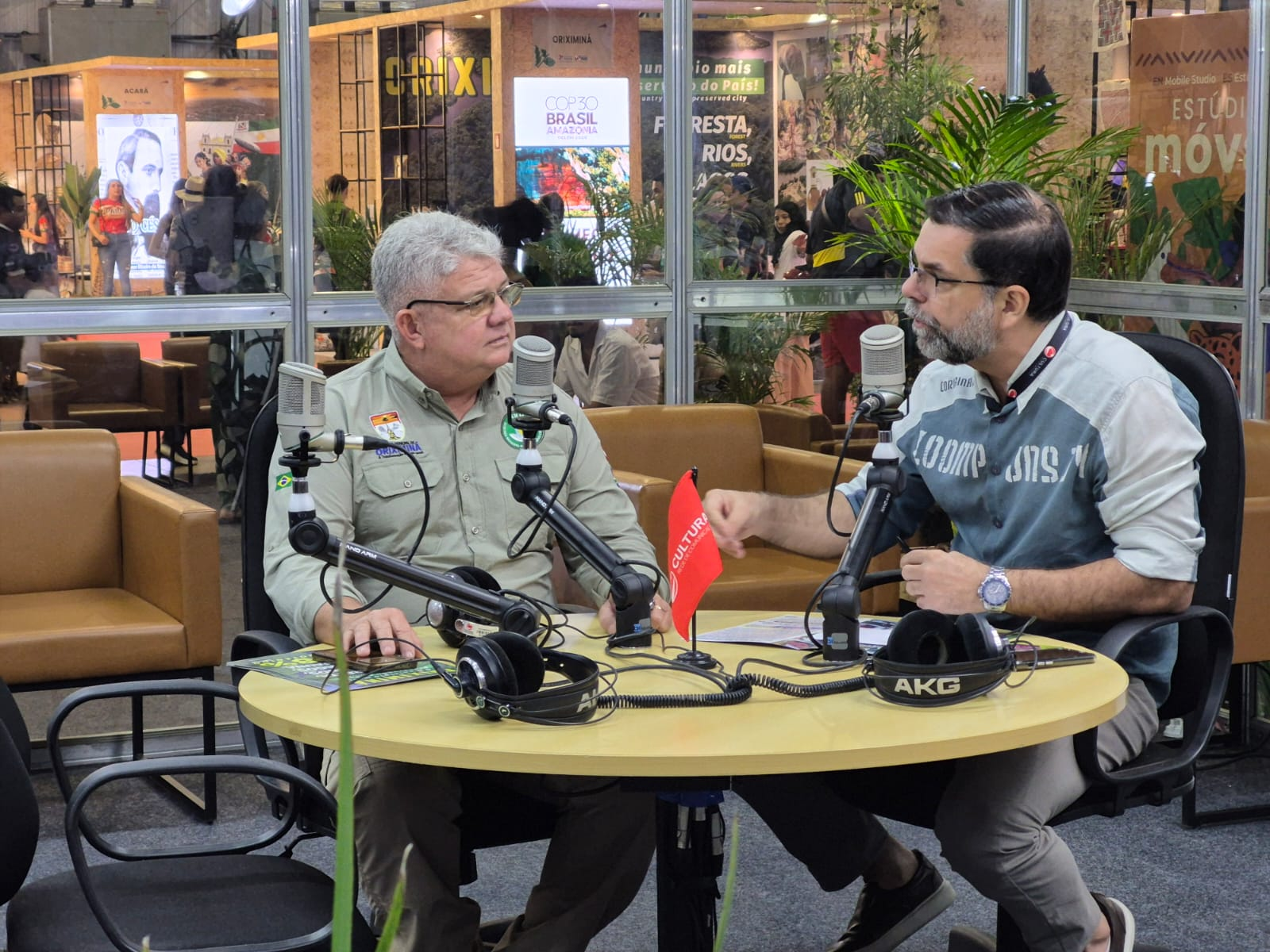 Pessoa concedendo entrevista no estúdio ao vivo da Rádio Cultura FM.