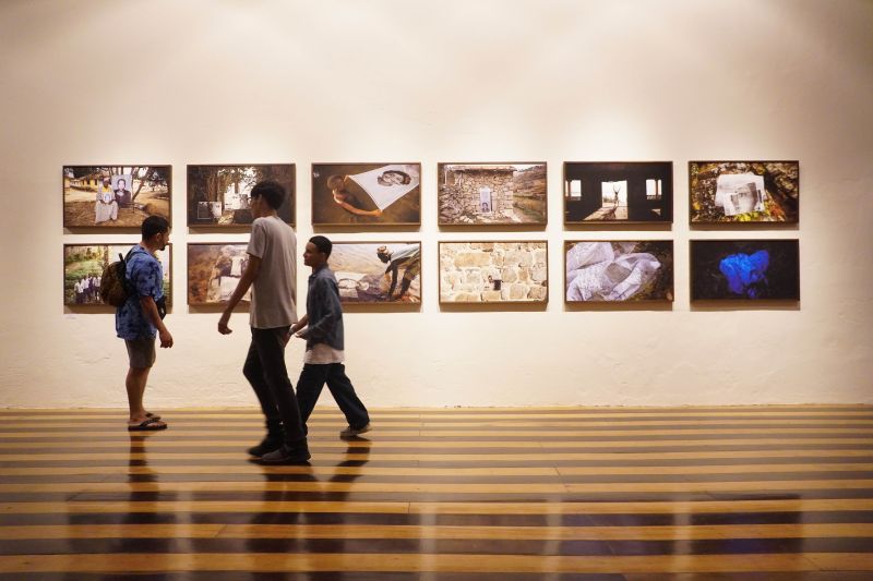 exposição de quadros em um museu 