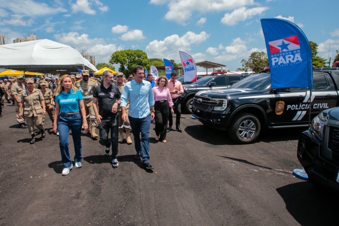 Governador no estacionamento para entrega das viaturas