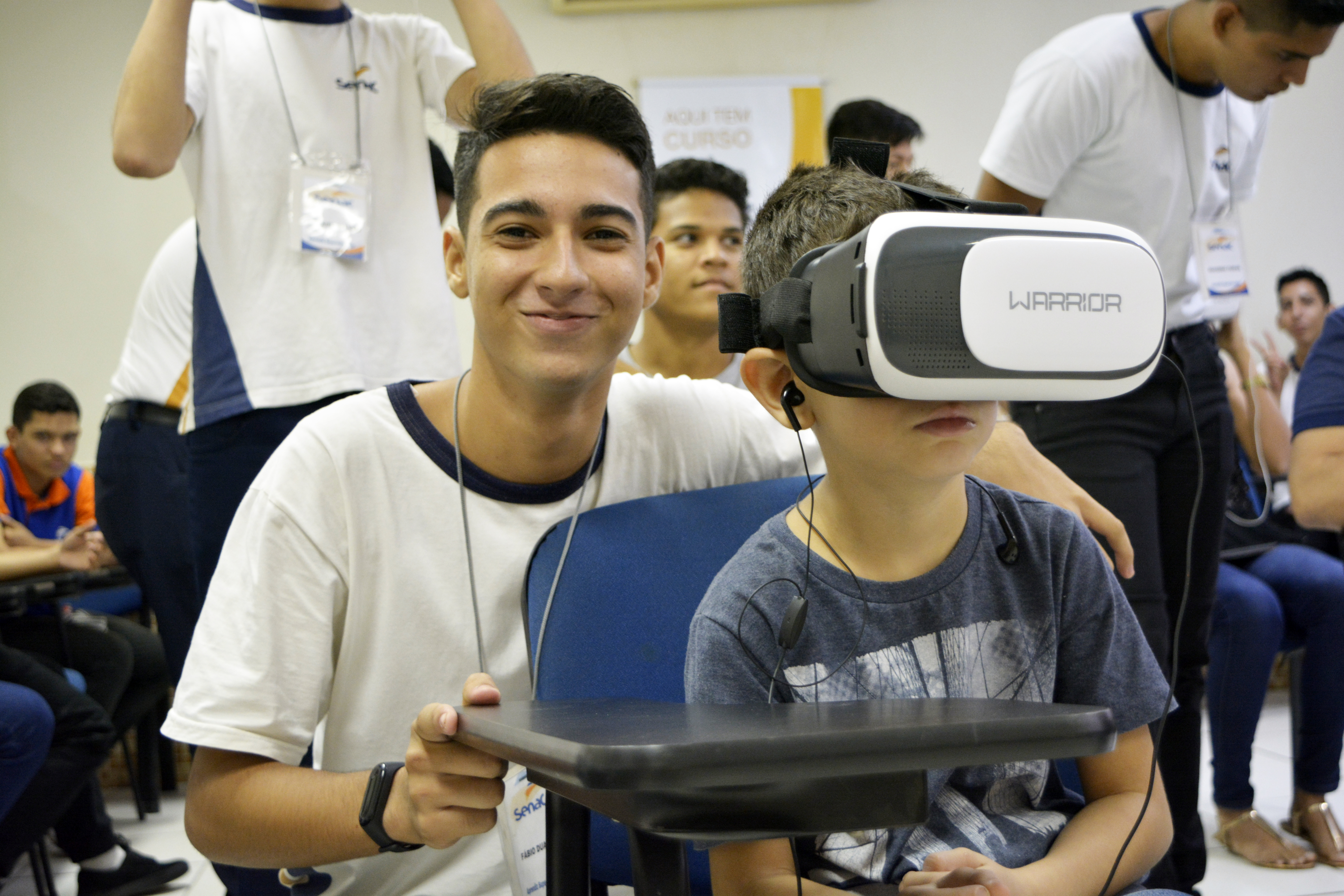 Um garoto ao lado de uma criança com óculos de realidade virtual