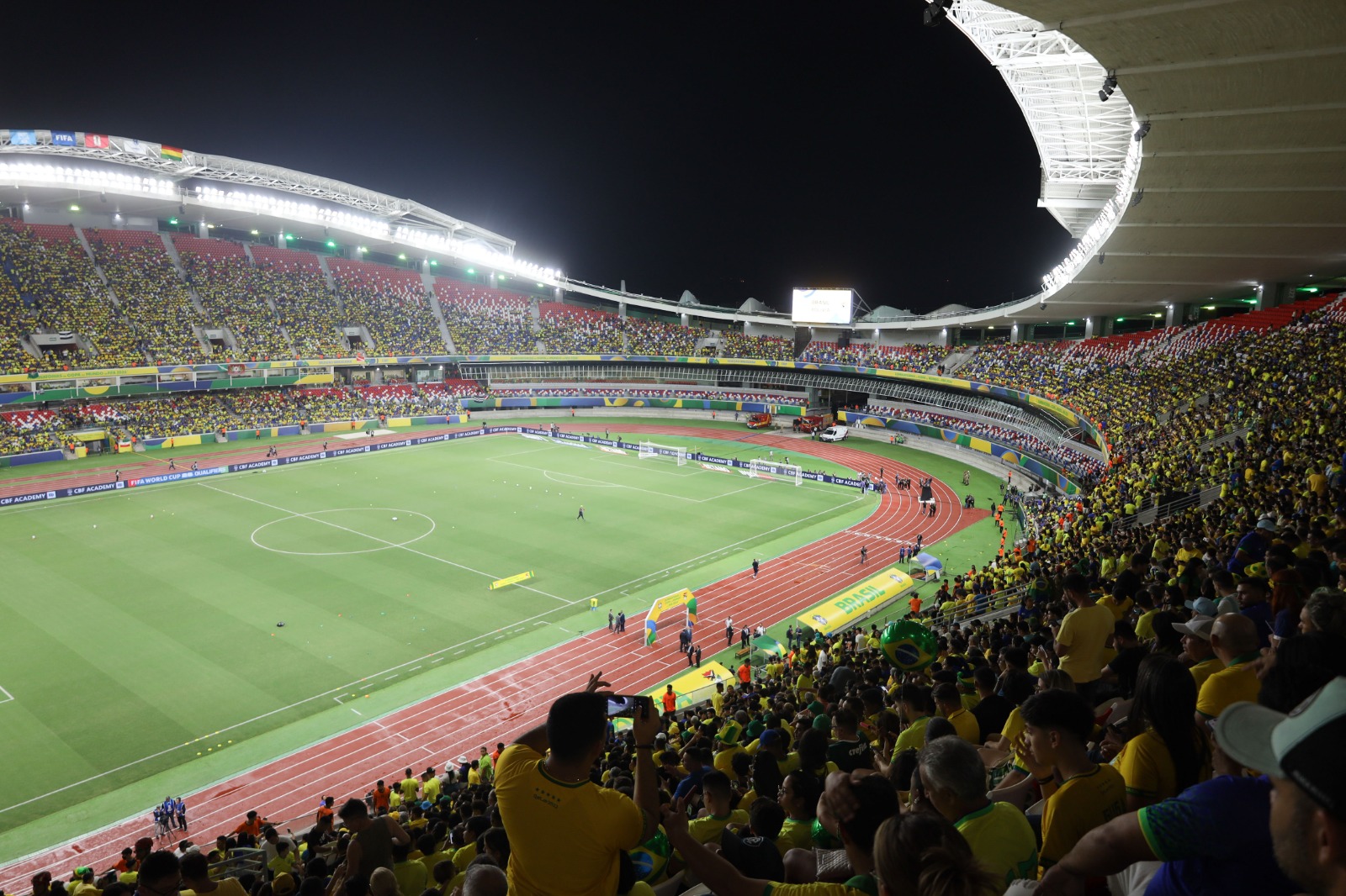 Imagem Mangueirão em setembro de 2023, recebendo a seleção brasileira de futebol. Imagem da torcida em verde e amarelo no estádio paraense.jpeg