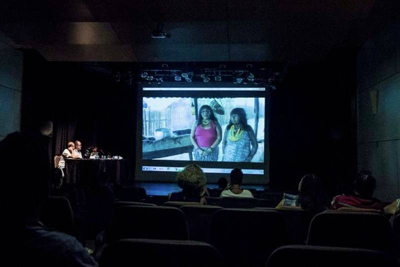  Imagem da exibição de um filme na sala de cinema Libero Luxardo