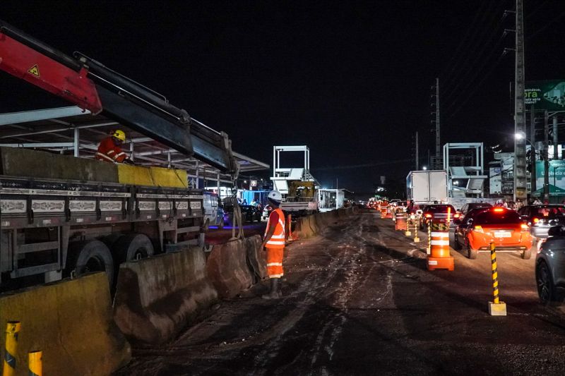 Imagem da obra da pista do BRT Metropolitano a noite