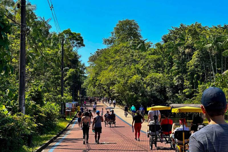 Imagem de area livre no Parque do Utinga com pessoas caminhando e correndo