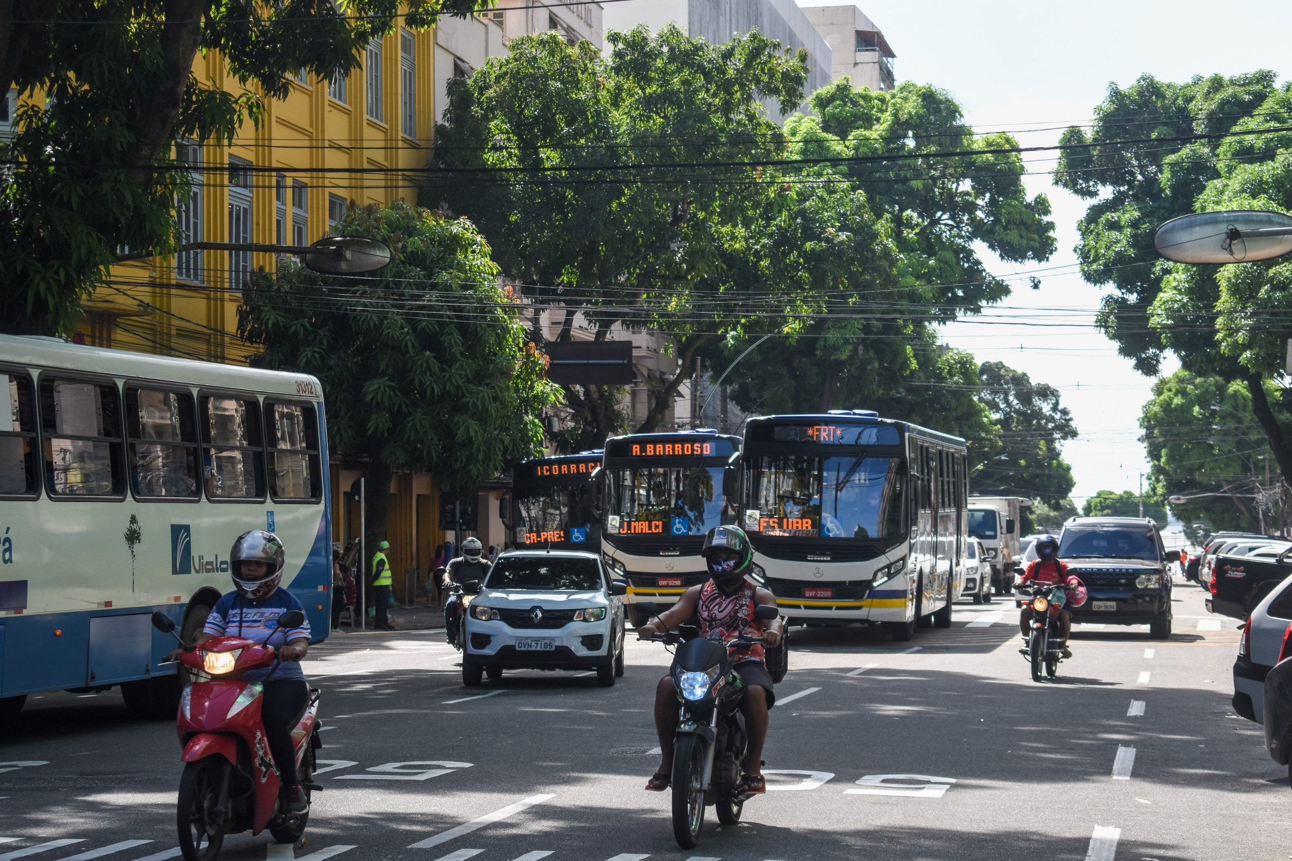 Imagem de onibus publicos na Avenida Presidente Vargas em Belém