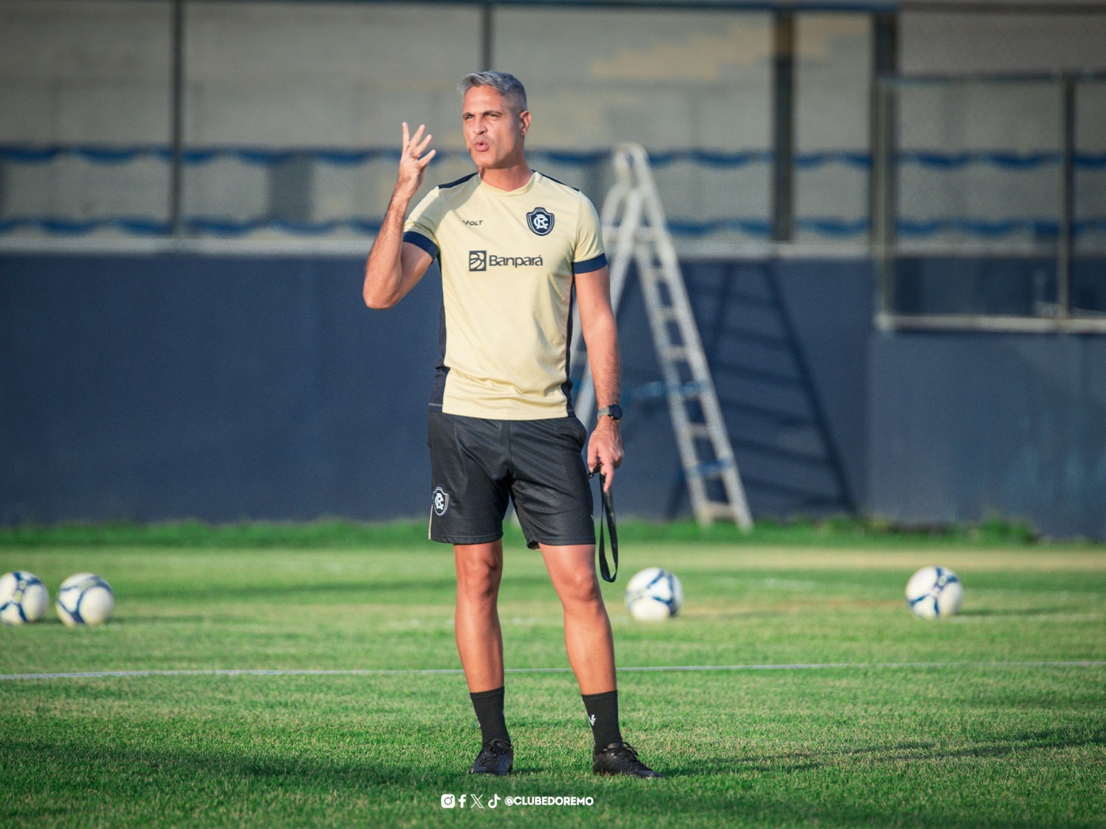 Treinador do remo no estádio do remo