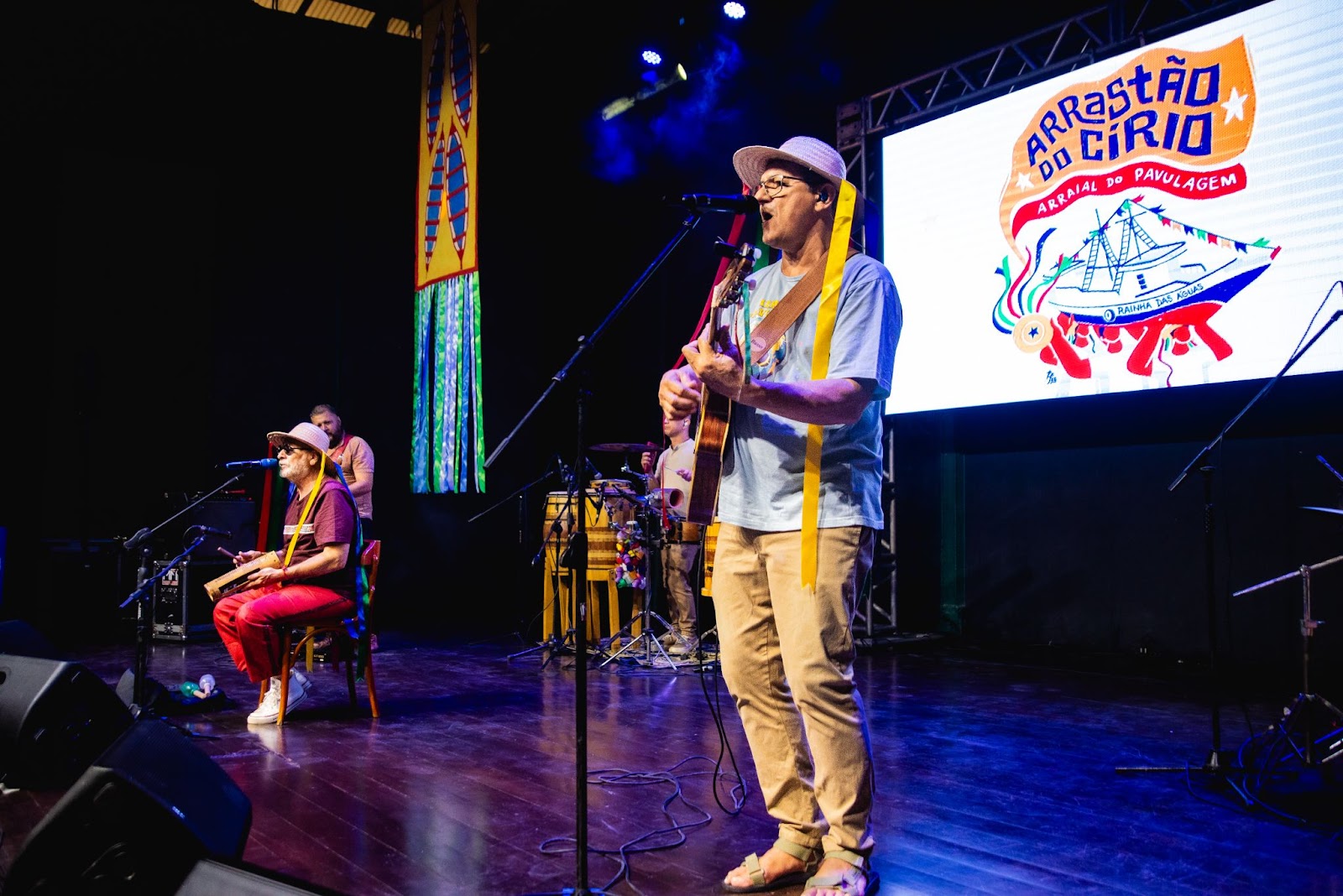 Imagem do palco com um artista no evento Arrastão do Círio