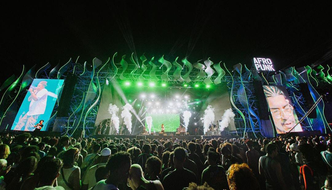 Imagem do show com grande publico, palco e músicos em uma das edições do evento