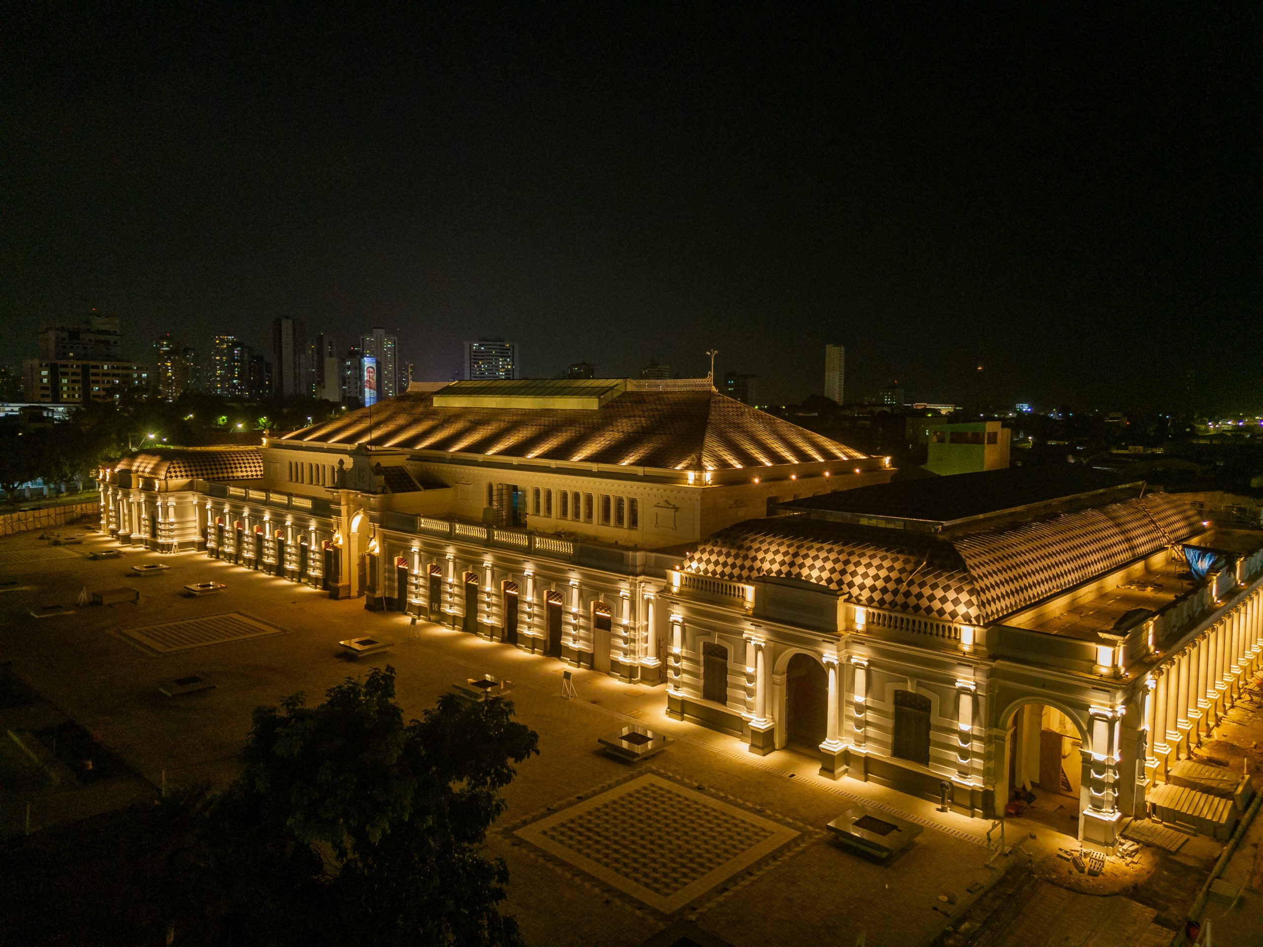 Imagem extena do novo mercado de São Brás iluminado a noite