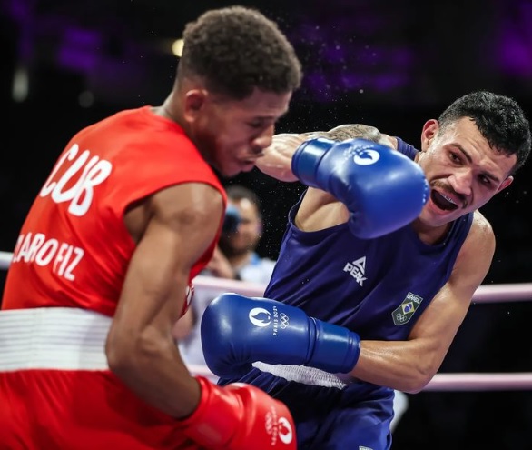 Paraense Michael Trindade dando um golpe no cubando Alejandro Claro nas oitavas de final do boxe masculino