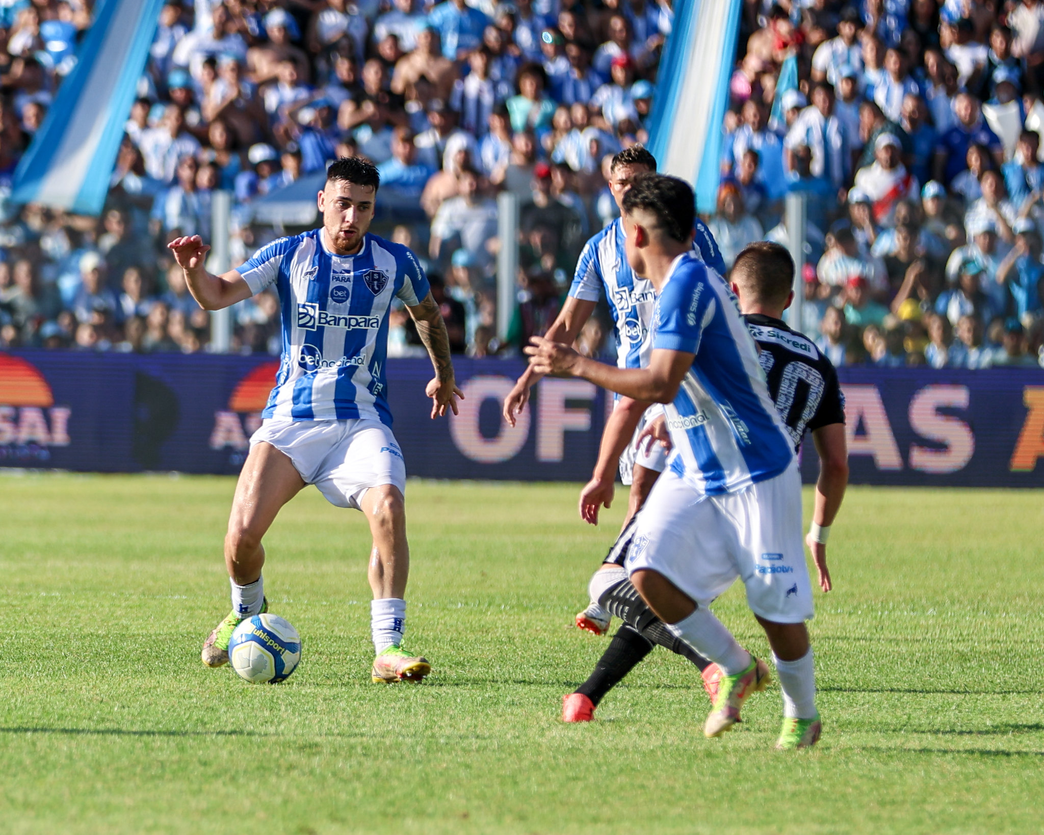 Jogadores do Paysandu jogando em campo