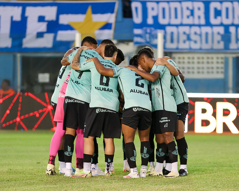 jogadores do paysandu reunidos no campo