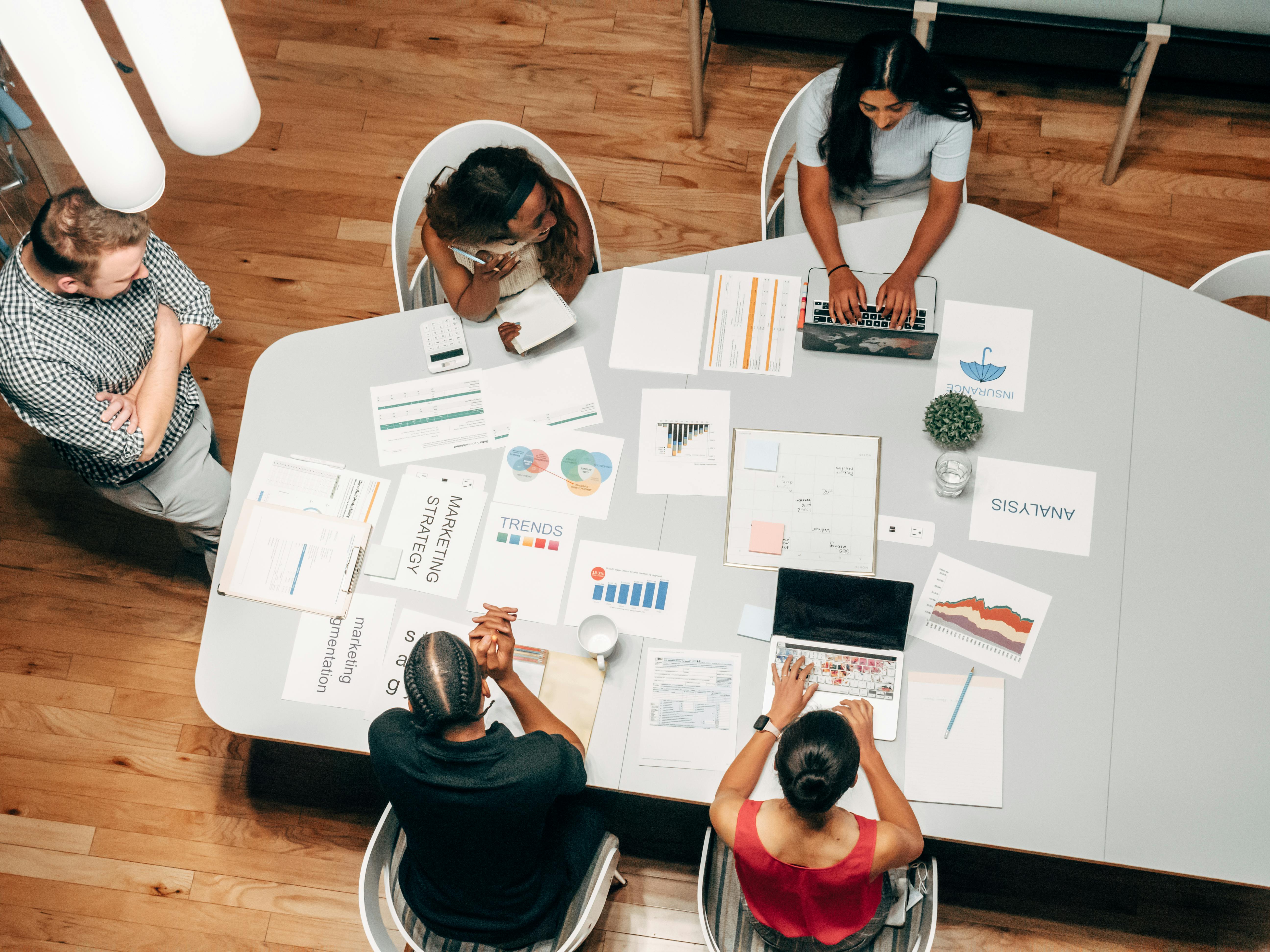 Pessoas em espaço de trabalho, trabanhando.