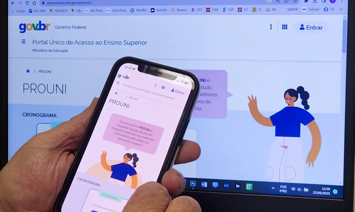 Um celular no site de inscrição do ProUni