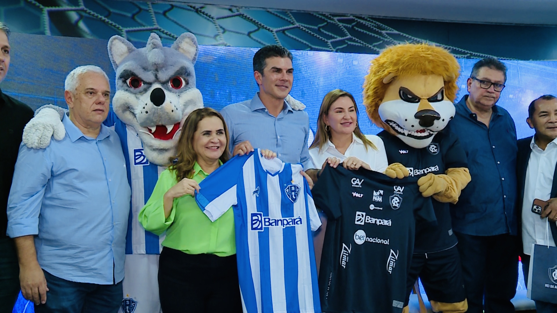 Governador e a vice do Estado do Pará ao lado dos mascotes dos times do Paysandu e Remo