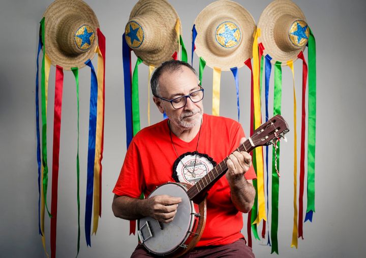 Ronaldo Silva tocando instrumento musical