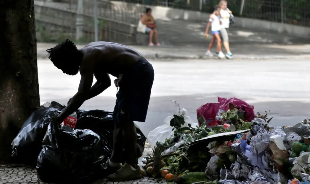 imagem de uma pessoa em situação de rua 