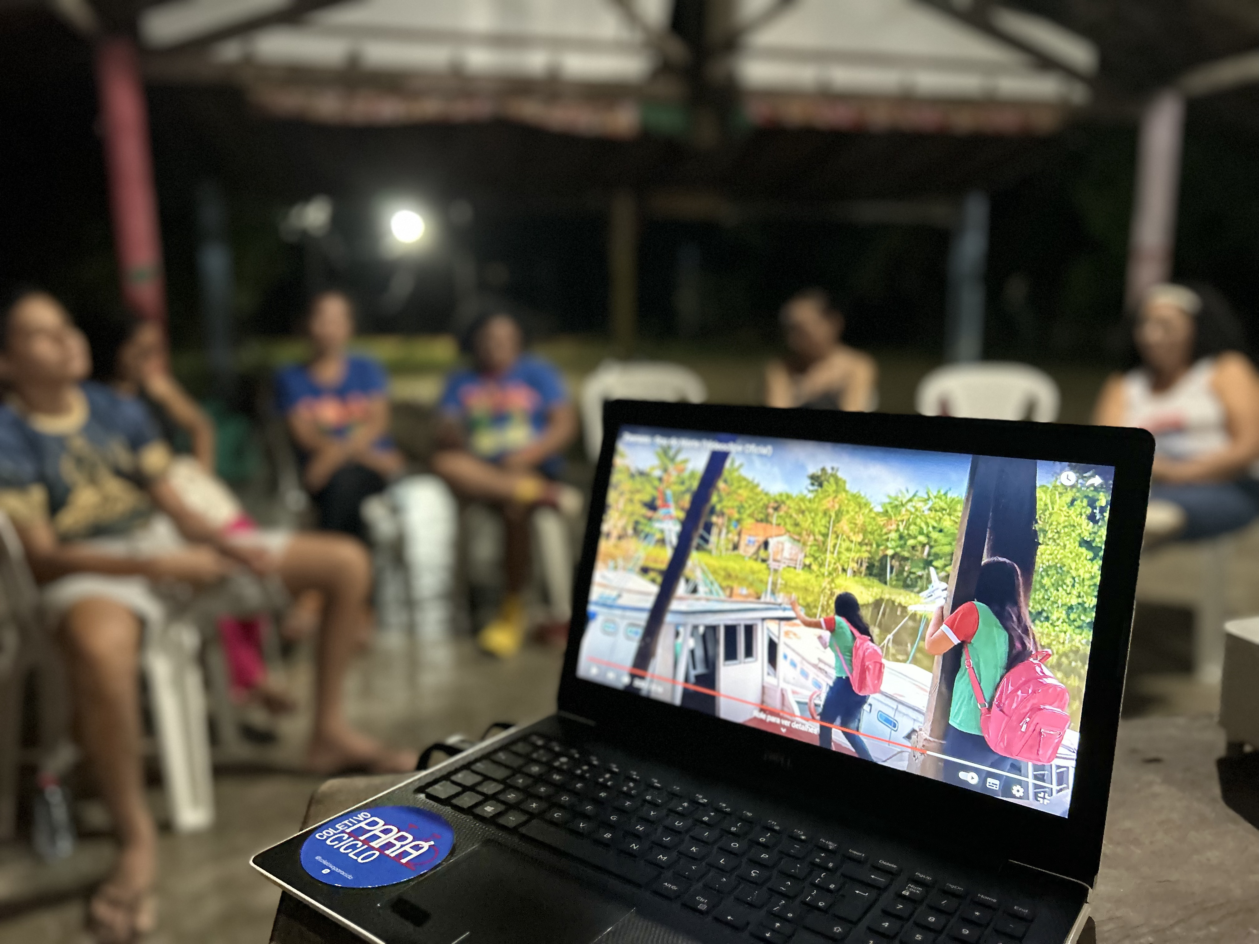 Um notebook reproduzindo um filme da amazônia