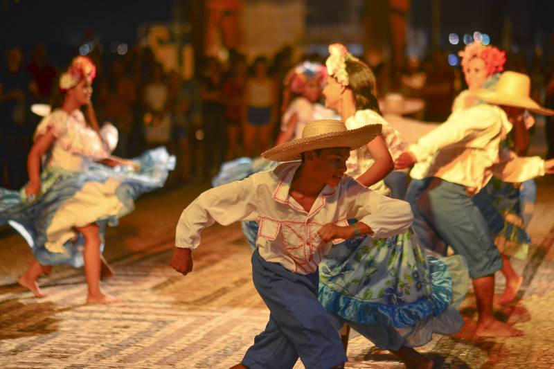 Uma rapaz em destaque em uma roda carimbó