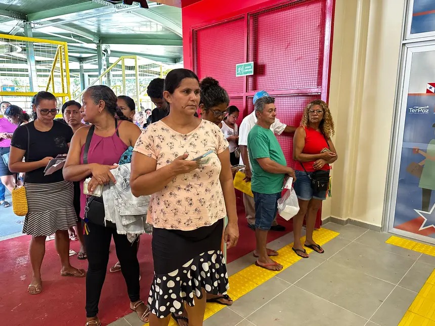 Pessoas aguardando atendimento na Usina da Paz