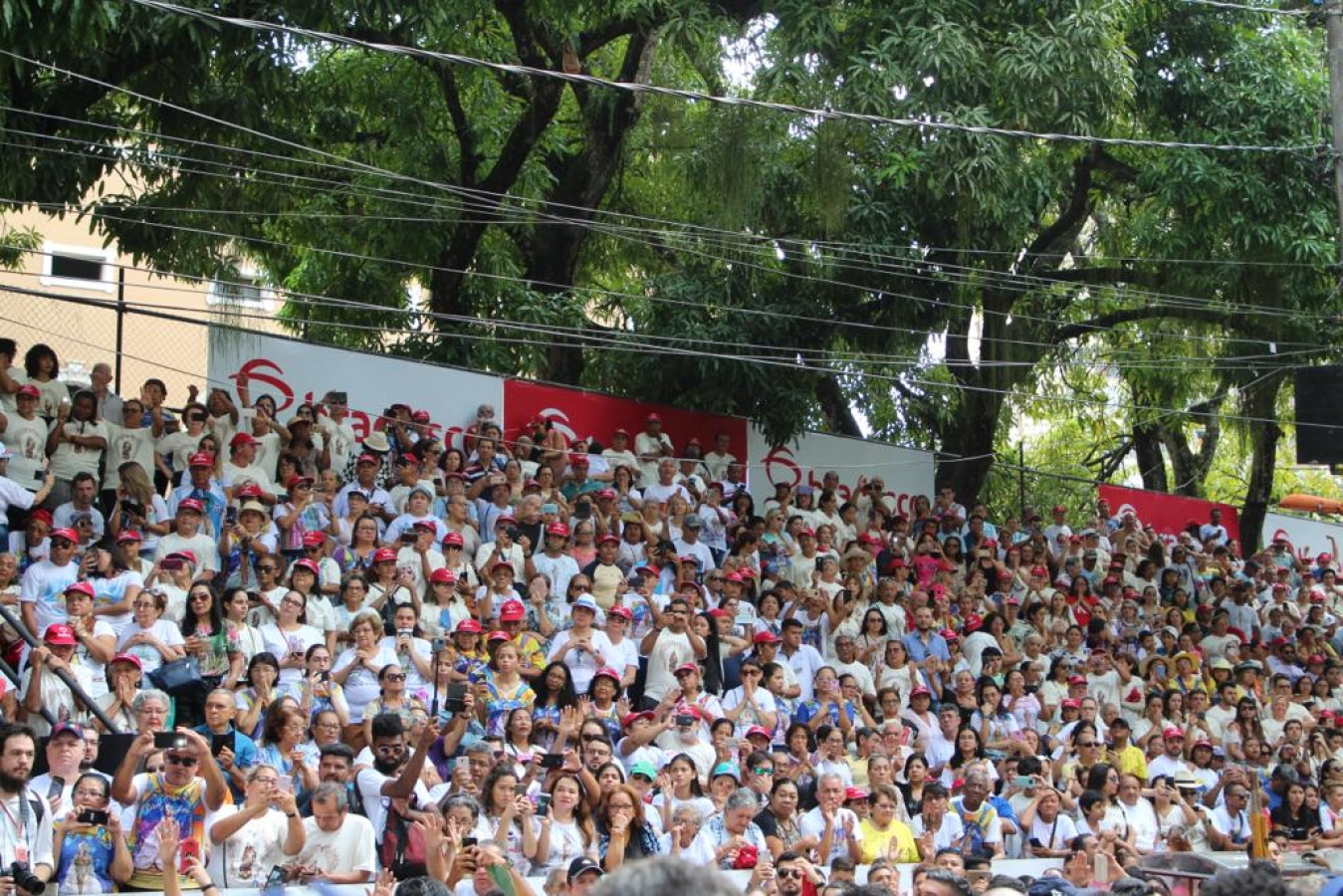 Imagem da arquibancada cheia de gente no Círio de Nazaré. 