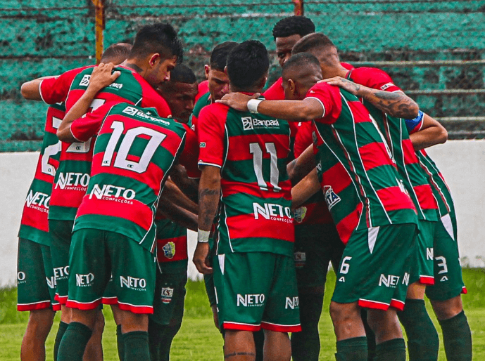 Jogadores do cametá se abraçam em apoio no campo de futebol