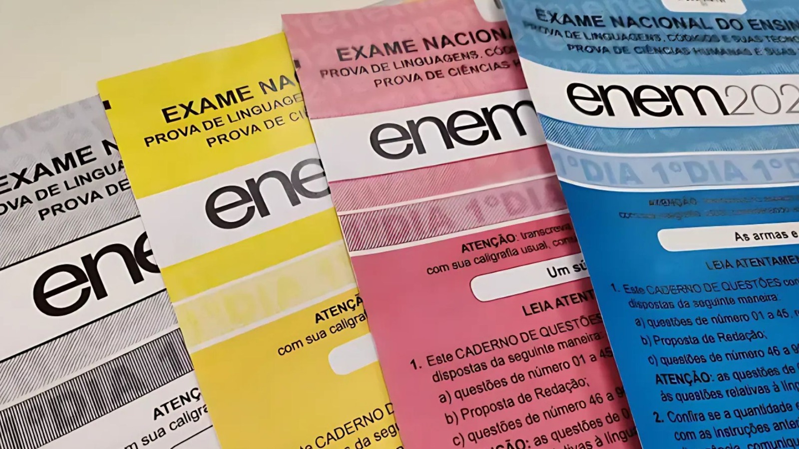 Quatros cadernos de provas do enem