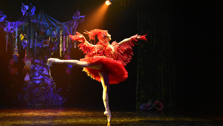 Bailarina dançado no palco