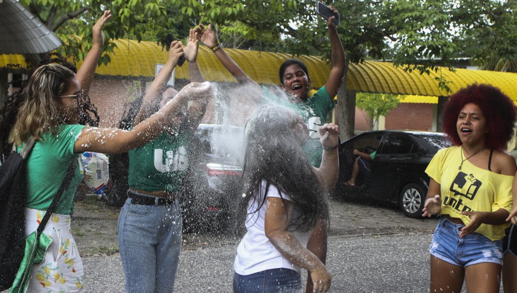 Aprovados comemorando o "listão" da UFPA.