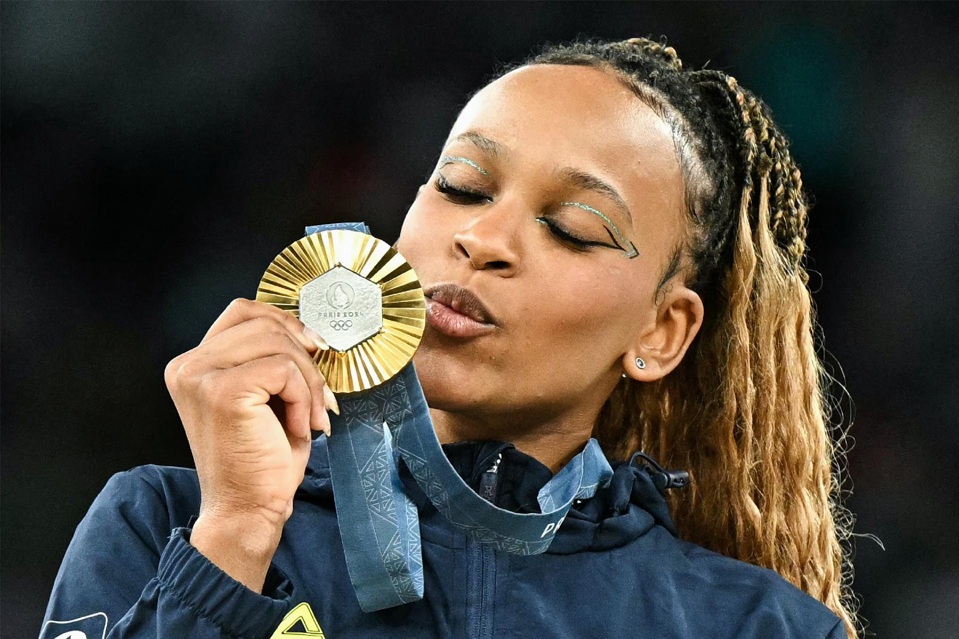 Rebeca Andrade beijando medalha de ouro