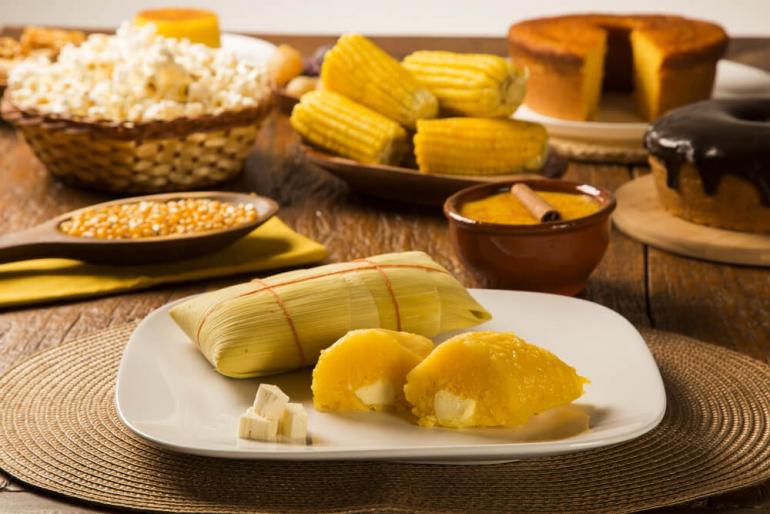 mesa com comidas típicas de festa junina