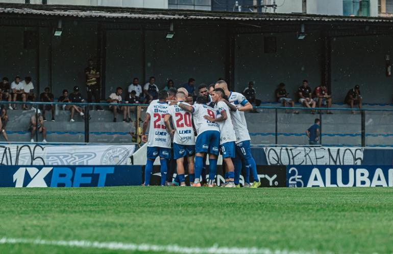 jogadores de futebol reunidos no campo 