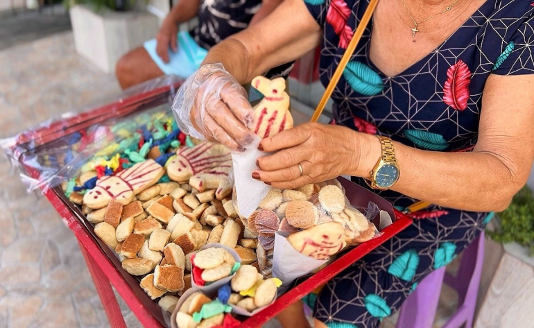 tabuleiro com diversos doces